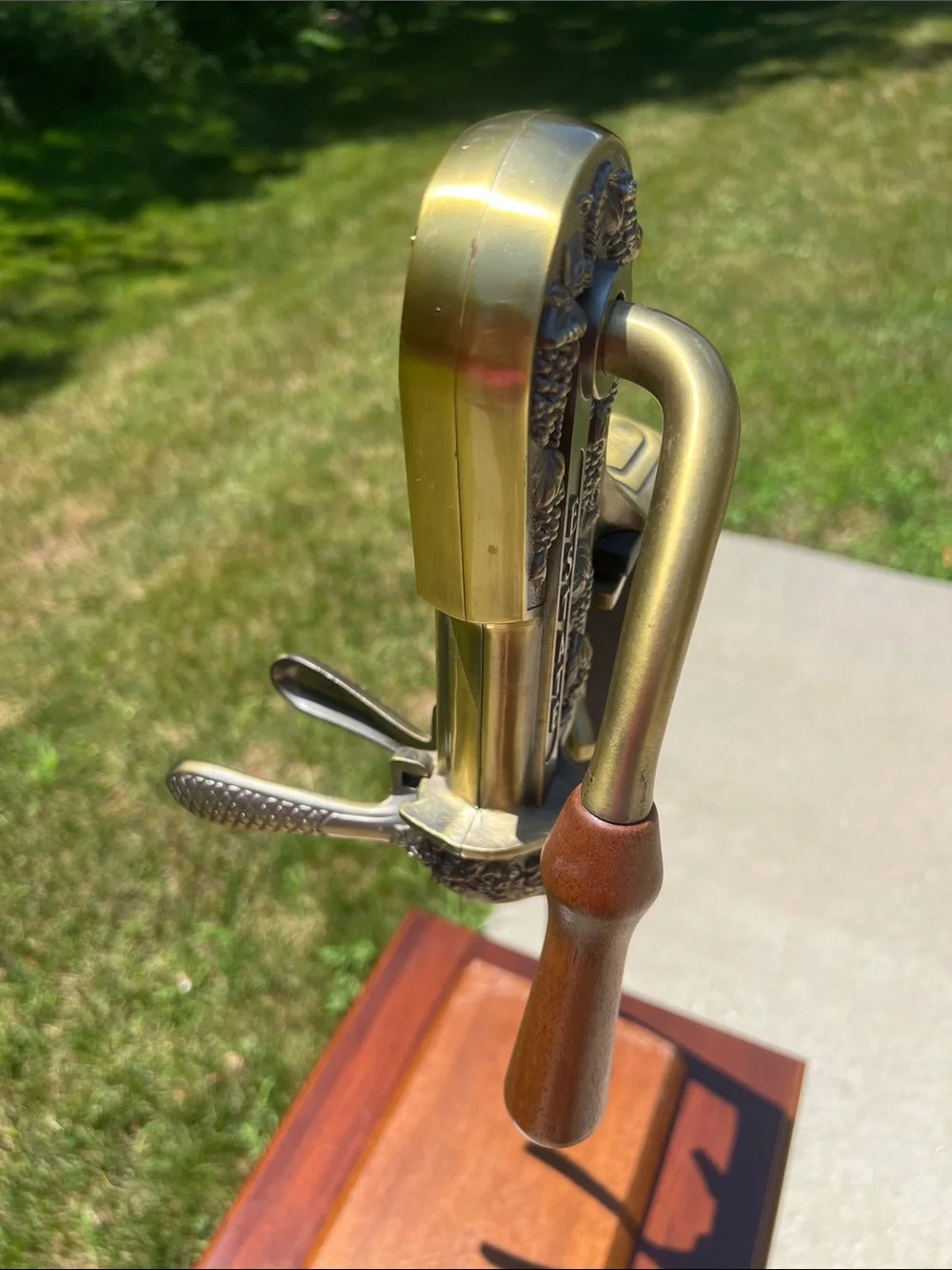 Rogar Estate Brass Porch Patio Table Top Wine Bottle Opener Vice Grip with Stand